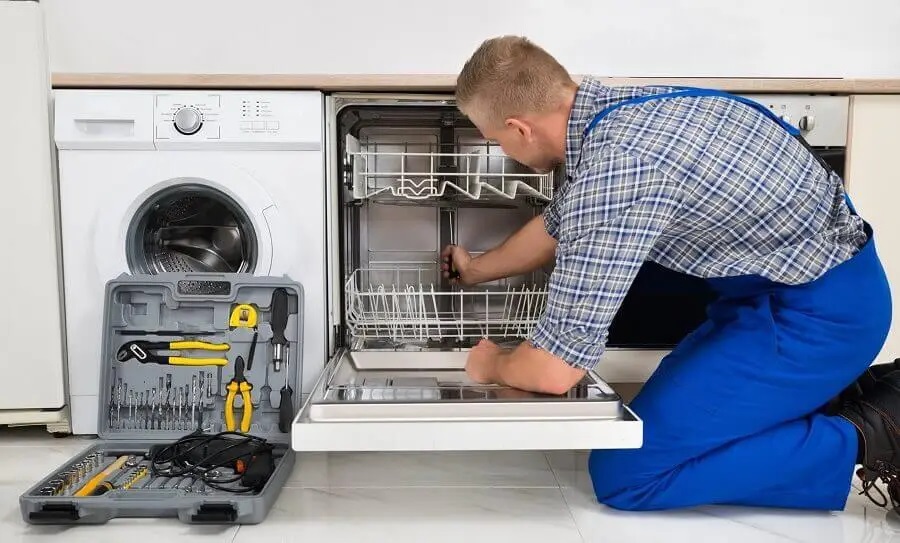 Arifiye Vaillant servisi teknisyen ekibi beyaz eşya tamiri yaparken